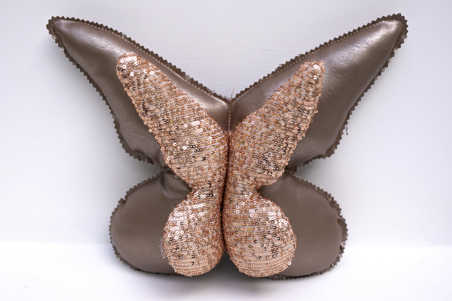 Cuscino farfalla in pelle e paillettes