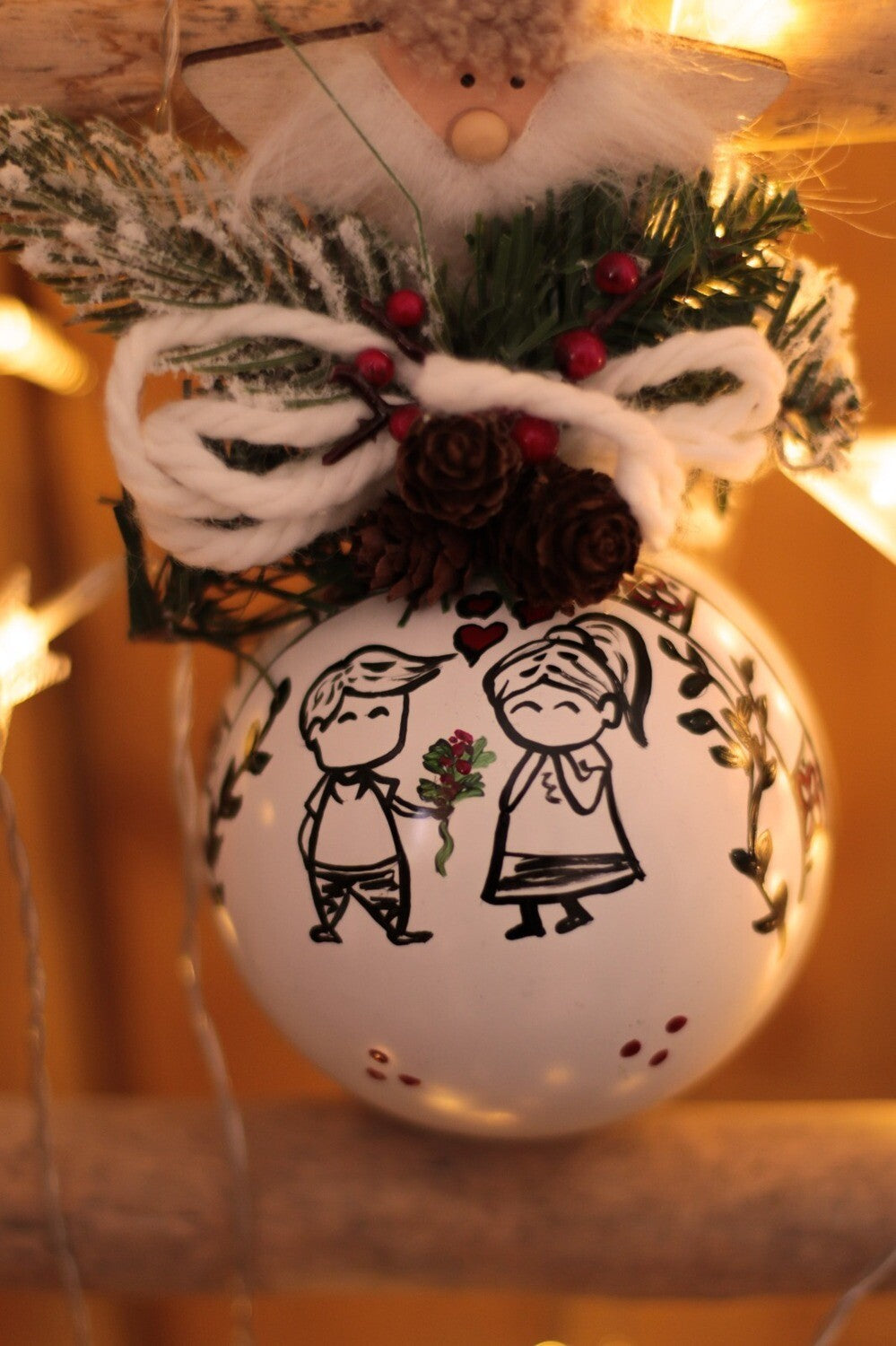 Sfera di Natale in Vetro Personalizzata Soggetto Fidanzatini Dipinta A MANO Prodotto Made in Italy