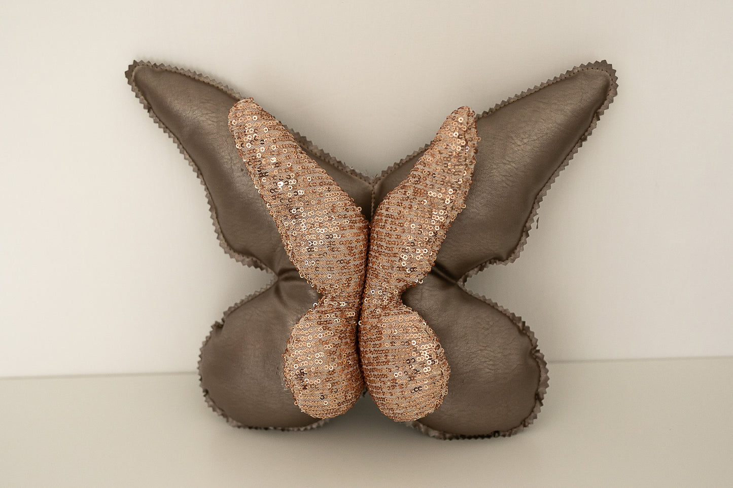 Cuscino farfalla in pelle e paillettes