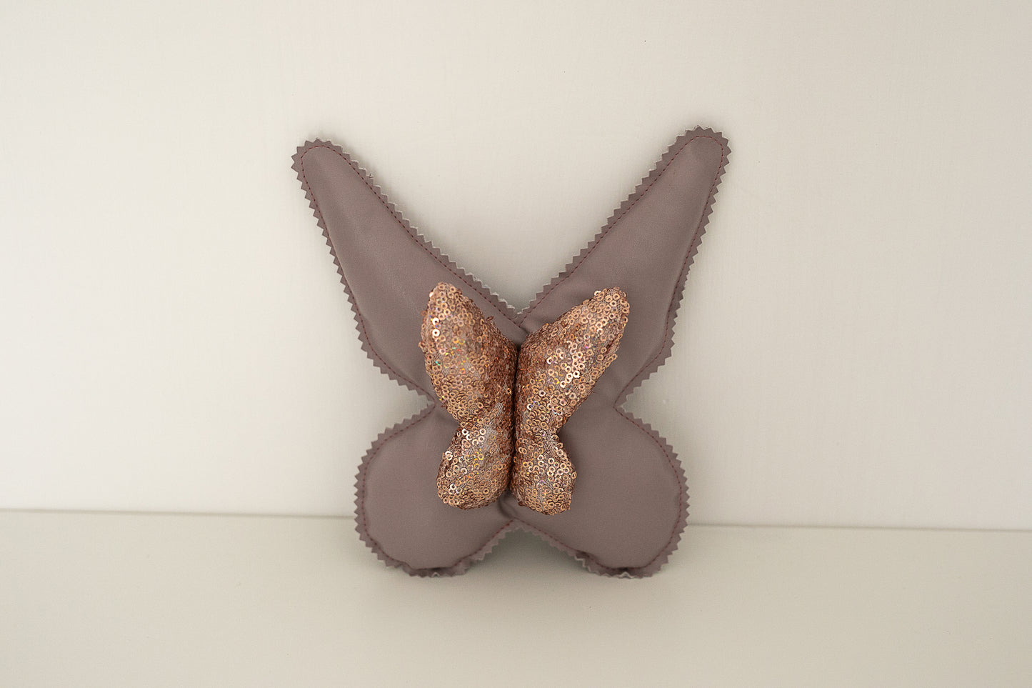 Cuscino farfalla in pelle e paillettes