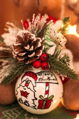 Sfera di Natale in Vetro Personalizzata Soggetto Babbo Natale con Pacchetto Regalo Dipinta A MANO Prodotto Made in Italy
