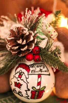 Sfera di Natale in Vetro Personalizzata Soggetto Babbo Natale con Pacchetto Regalo Dipinta A MANO Prodotto Made in Italy